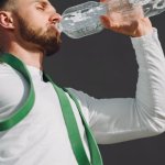 Nawadnianie w ruchu: sprytne nawyki picia, które napędzą każdy trening