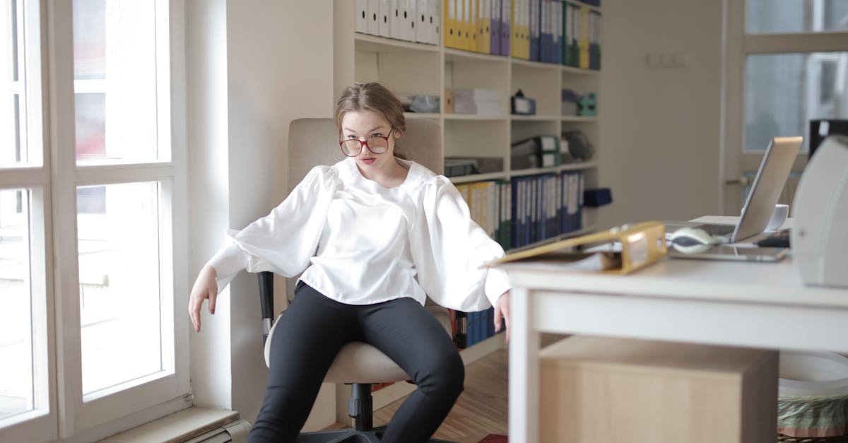 Ruch między mailami: jak wpleść aktywność w każdy dzień pracy za biurkiem