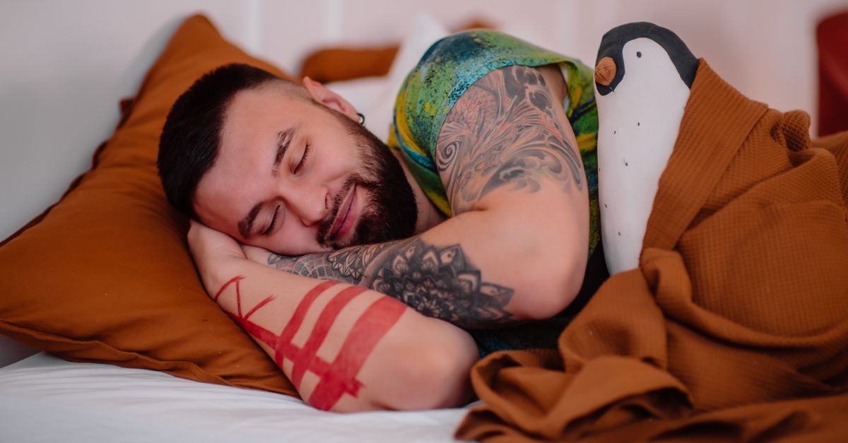 Śpij wygodniej: jak wybrać idealną poduszkę dla śpiących na boku