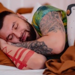 Śpij wygodniej: jak wybrać idealną poduszkę dla śpiących na boku